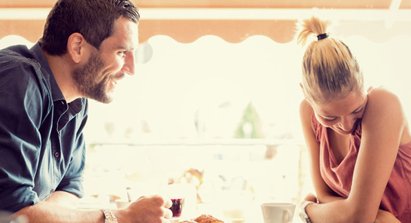 10 прашања кои тој очајно сака да ви ги постави на првиот љубовен состанок, но не се осудува