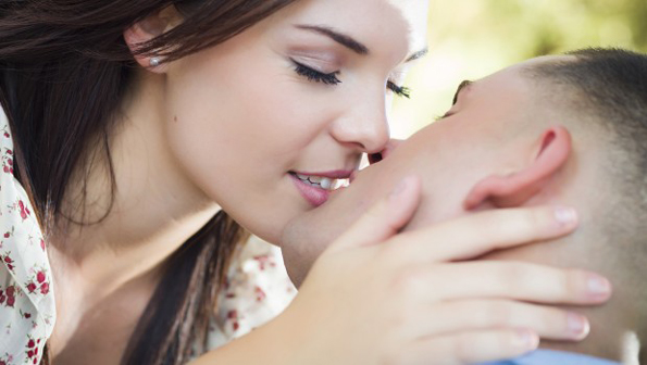 6 необични работи кои му се случуваат на вашето тело кога се бакнувате