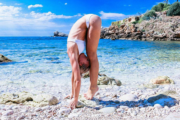 (2) Шведска пилотка го живее својот сон: Патува, вежба јога и се фотографира