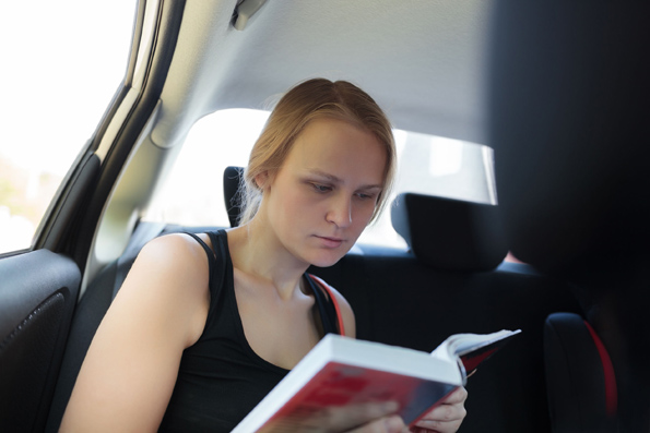Зошто чувствуваме мачнина кога читаме додека се возиме?