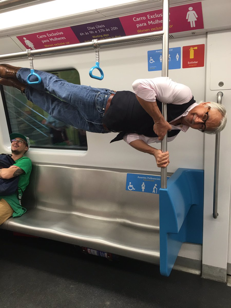 (3) Старец во одлична форма ги изненадува патниците во метро