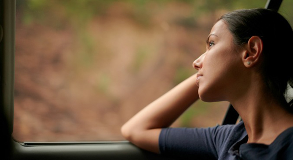 Зошто чувствуваме мачнина кога читаме додека се возиме?