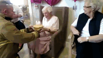 (5) Супер бабичка наполни 105 години: Посакала пожарникар со тетоважи да ѝ донесе торта