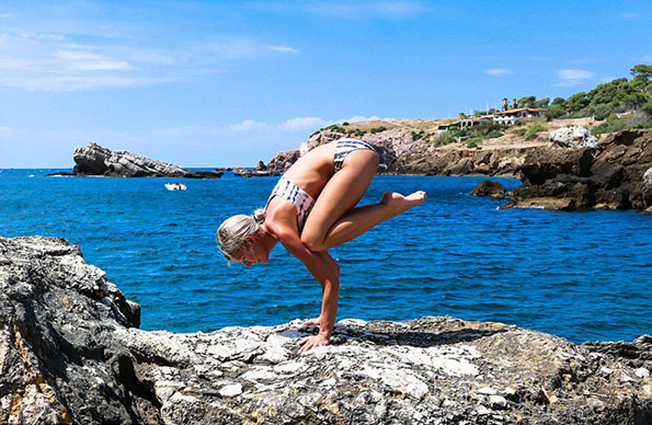 (6) Шведска пилотка го живее својот сон: Патува, вежба јога и се фотографира