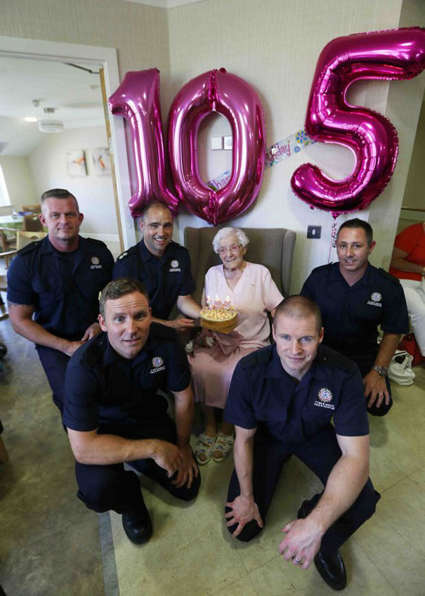 (6) Супер бабичка наполни 105 години: Посакала пожарникар со тетоважи да ѝ донесе торта