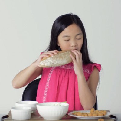 Погледнете го ова видео од деца кои ги пробуваат најпопуларните сендвичи во минатото