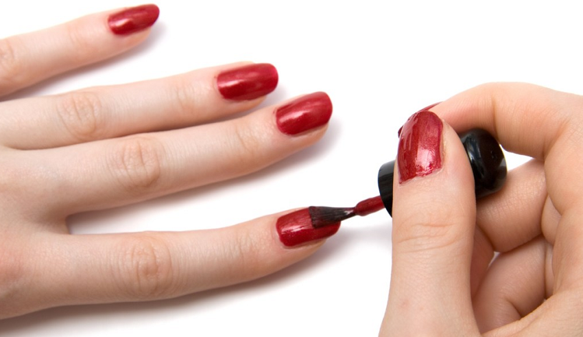 Совет од експерт: Отстранете го темниот лак за нокти без да оставите траги