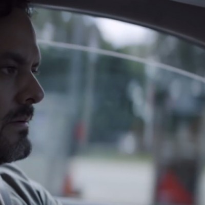 Внимателен татко прави катастрофален избор во ова видео од кампања за безбедност во сообраќајот