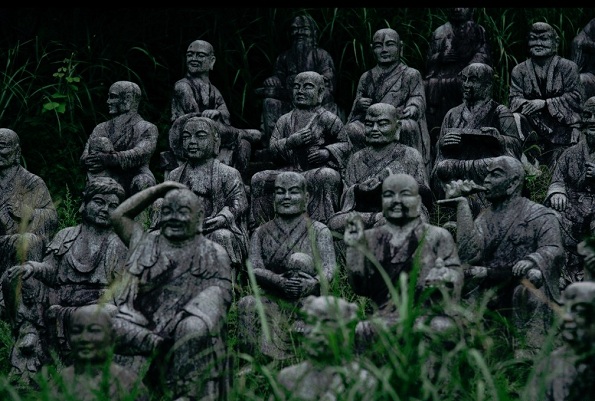 Во внатрешноста на најстрашното село на светот: Напуштен парк во Јапонија, дом на повеќе од 800 морничави статуи