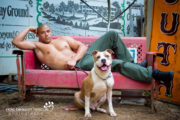 Овие згодни мажи од Тексас на необичен начин им помагаат на напуштените кучиња да најдат нов дом
