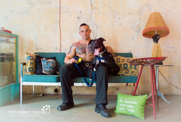 Овие згодни мажи од Тексас на необичен начин им помагаат на напуштените кучиња да најдат нов дом