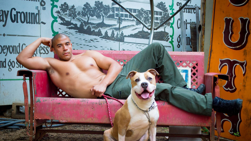 Овие згодни мажи од Тексас на необичен начин им помагаат на напуштените кучиња да најдат нов дом