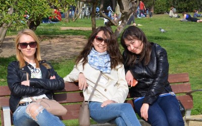 Оптичка илузија што ги збуни сите: Каде е проблемот на фотографијата со трите жени кои седат на клупа?