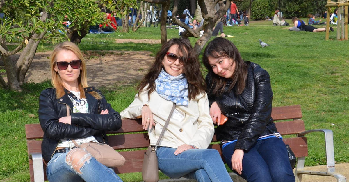 Оптичка илузија што ги збуни сите: Каде е проблемот на фотографијата со трите жени кои седат на клупа?