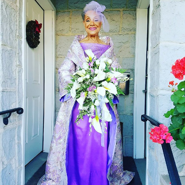 86-годишна баба се омажила во прекрасен фустан кој самата си го дизајнирала