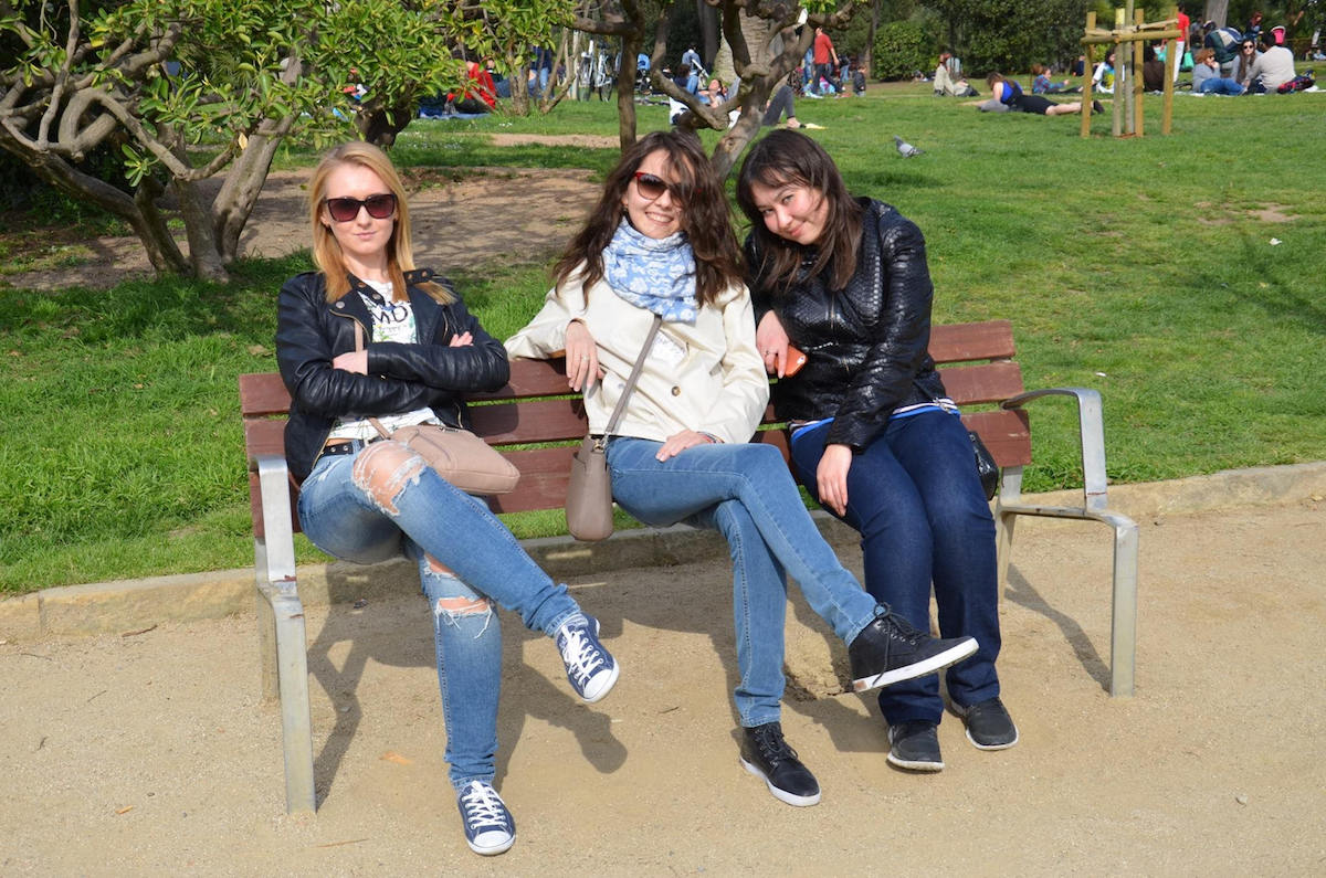 Оптичка илузија што ги збуни сите: Каде е проблемот на фотографијата со трите жени кои седат на клупа?