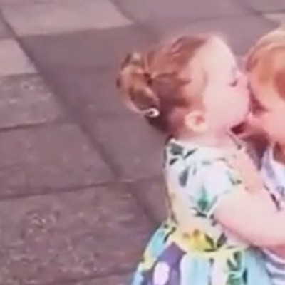 Урнебесно искуство: Неодоливи 2-годишни дечиња се бакнуваат за прв пат