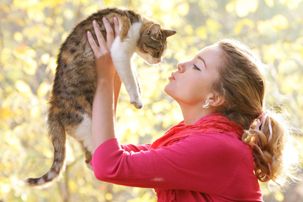 Луѓето кои чуваат куче имаат повеќе пријатели, но оние кои чуваат мачка имаат поблиски пријатели