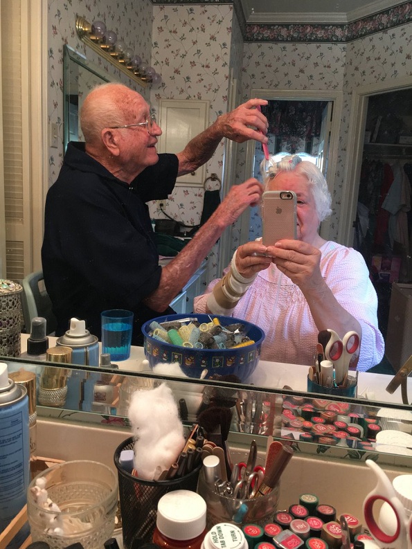 Старци во кои се заљуби целиот Интернет: Дедо ѝ помага на баба со својата фризура