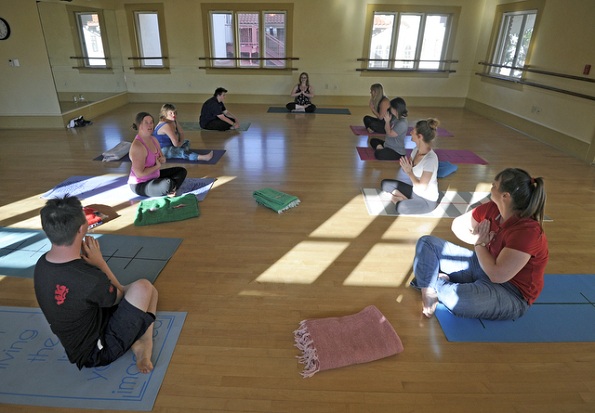 Девојка со Даунов синдром одржува часови по јога