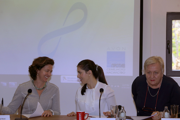 4-avon-donira-10-000-dolari-za-pomosh-na-zhenite-zhrtvi-na-semejno-nasilstvo-vo-makedonija-kafepauza.mk