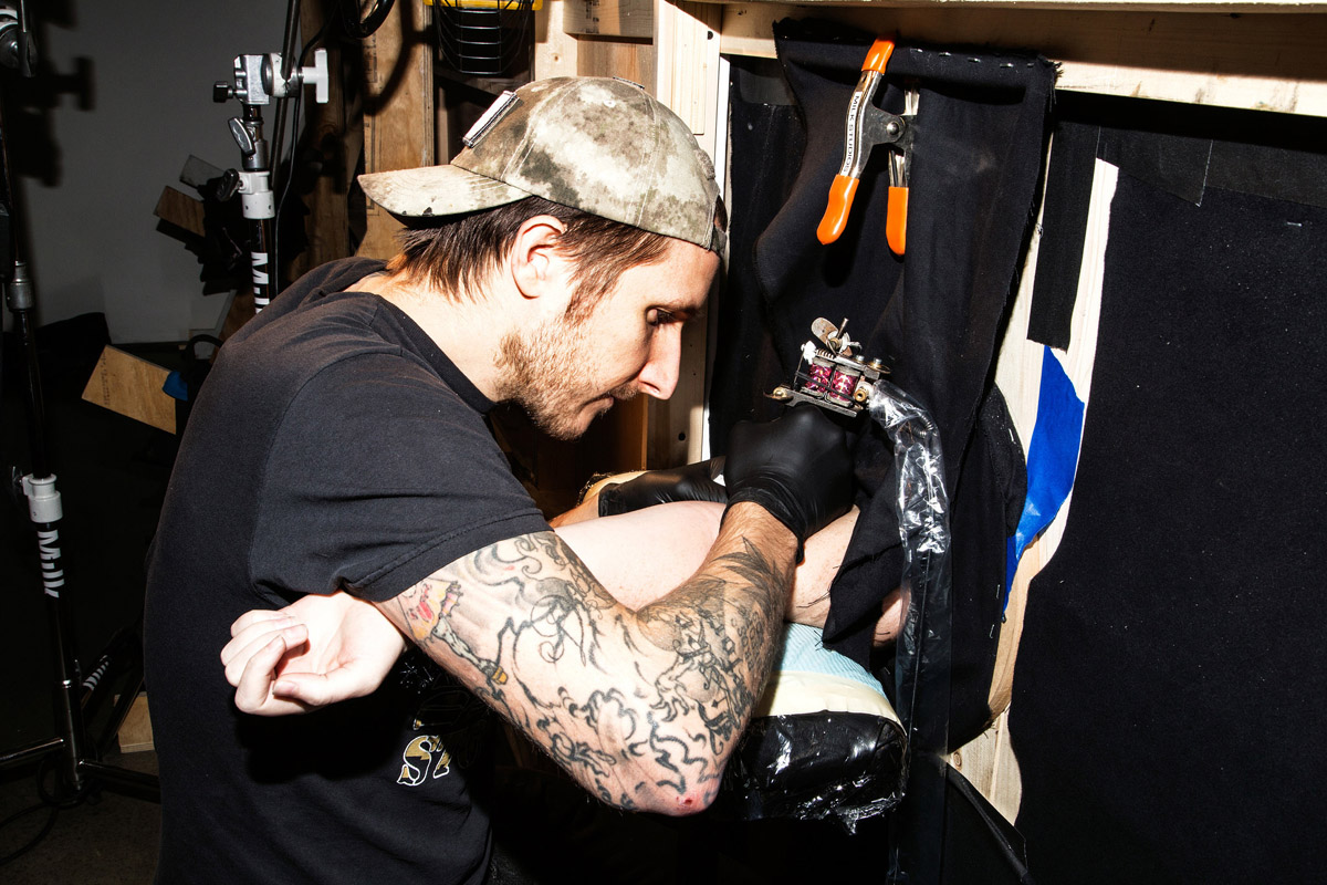 Познат тату артист бесплатно ги тетовирал луѓето кои покажале доверба во неговиот избор за дизајн и начин на работа