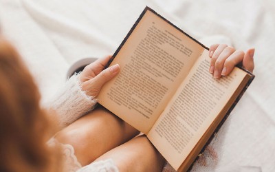 10 причини зошто читањето книги може да ве направи посреќни