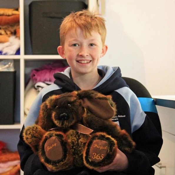 12-годишно момче шие подароци кои ги подарува на болните деца