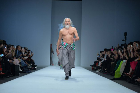 80-годишен модел ги сруши сите стереотипи со неговиот самоуверен став на модната писта