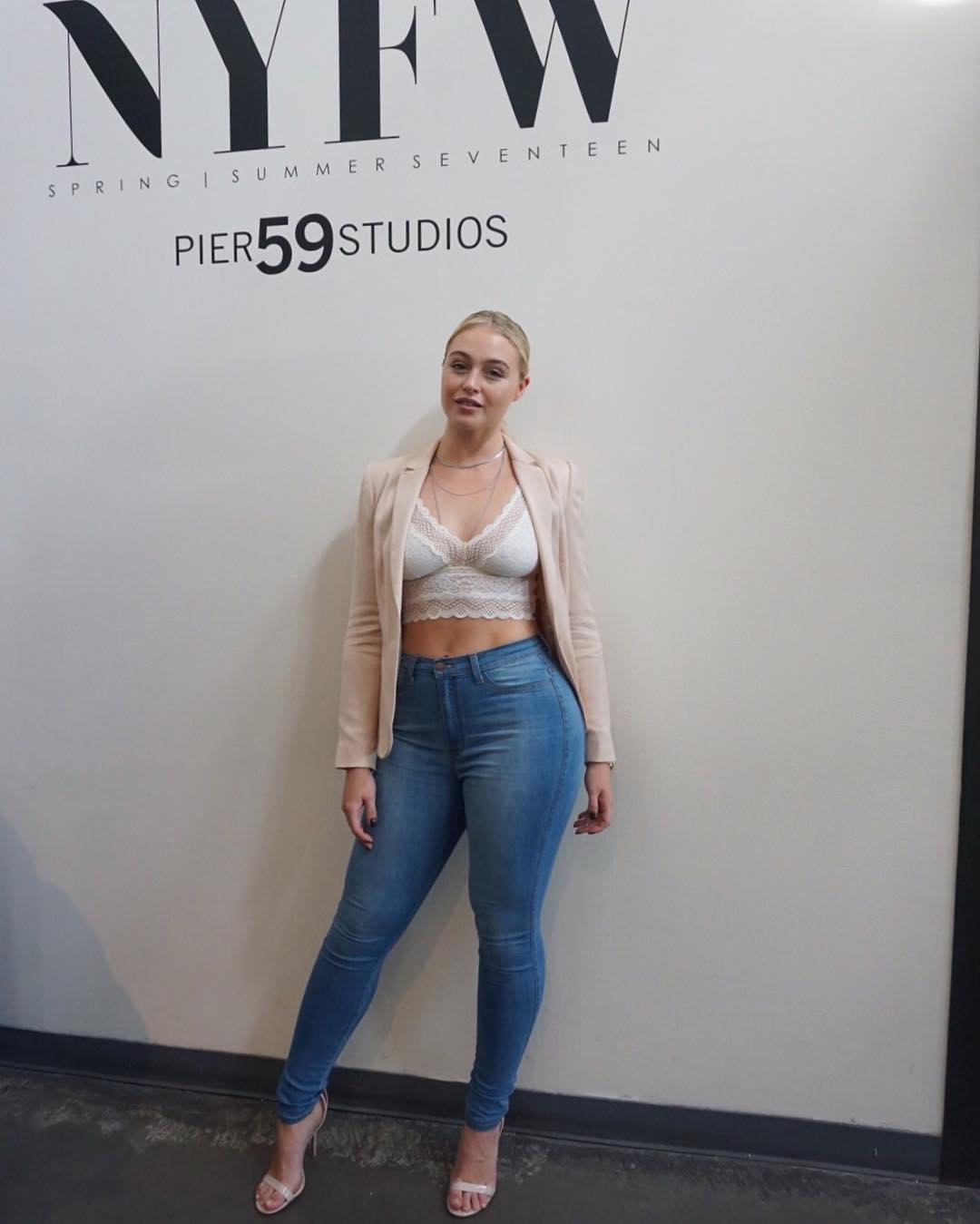 (1) Како да одберете соодветни тесни фармерки ако сте девојка со облини?