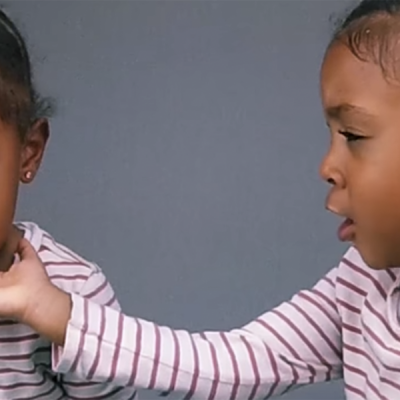 Ова слатко девојче почнува да плаче откако дознава дека е 1 минута помала од нејзината близначка
