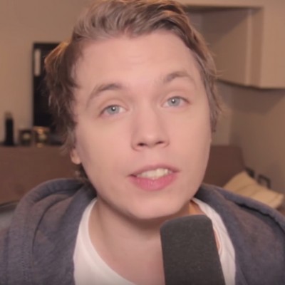 Слушнете го ова неверојатно момче кое може да го имитира гласот на 16 различни пеачи