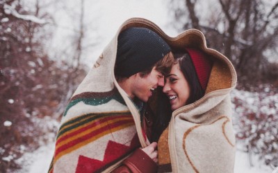Зимска сезона или сезона на „врзување“: Зошто луѓето започнуваат љубовни врски во овој период од годината?