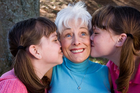 Истражувањата покажуваат: Бабите имаат големи придобивки од чувањето на нивните внуци