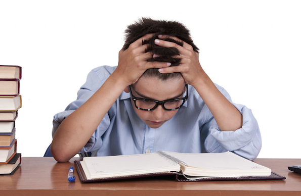 Корисни совети за сите родители: Зошто не треба да ги пишувате домашните задачи на вашите деца?