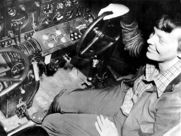 (2) Новите истражувања покажуваат дека Амелија Ерхарт ја преживеала авионската несреќа