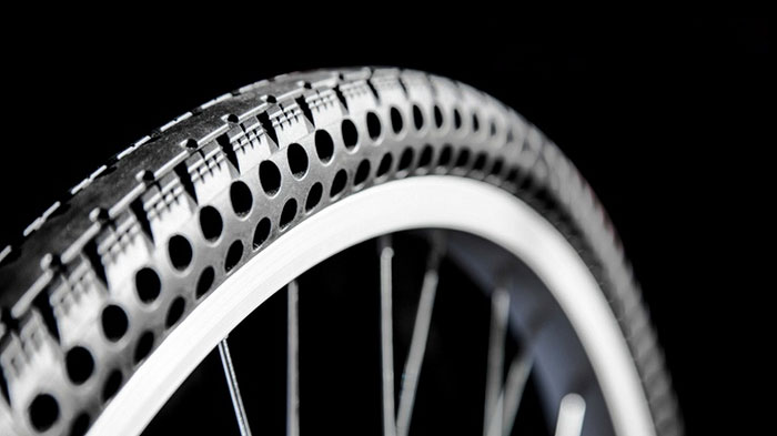 (2) Постојат нови безвоздушни гуми за велосипеди што никогаш нема да ви се дупнат