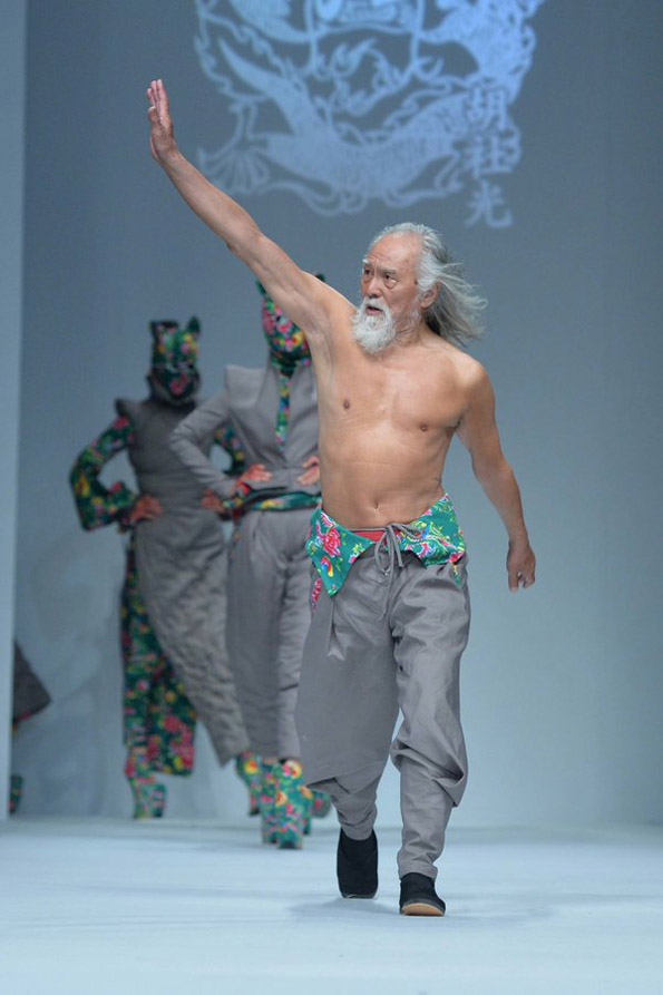 80-годишен модел ги сруши сите стереотипи со неговиот самоуверен став на модната писта