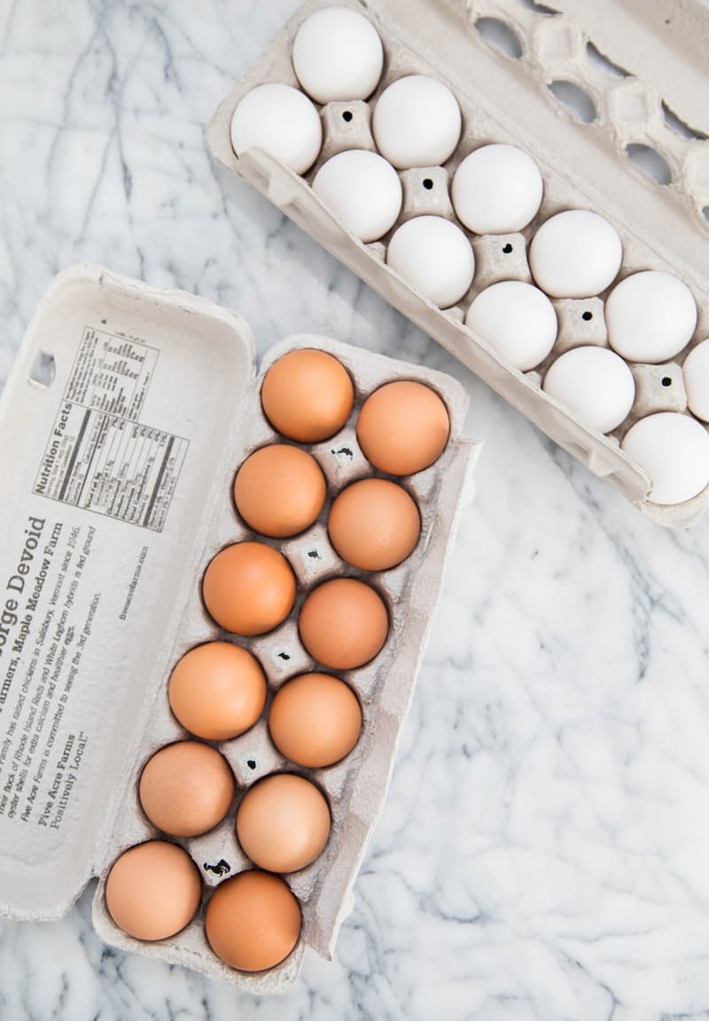 Која е разликата меѓу кафените и белите јајца?