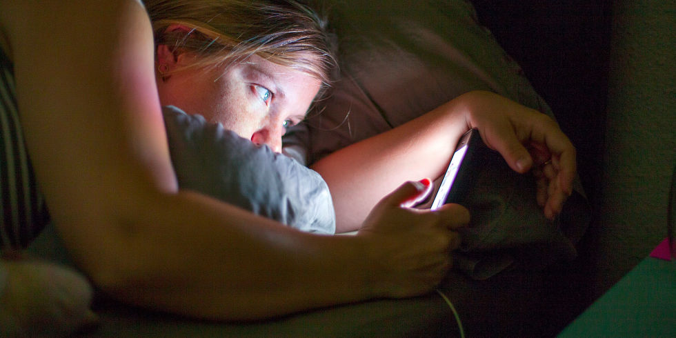 Што ви се случува со мозокот кога навечер го проверувате вашиот смартфон?