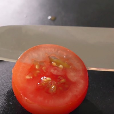 Погледнете го ова видео кое ја покажува моќта на добро наострениот нож