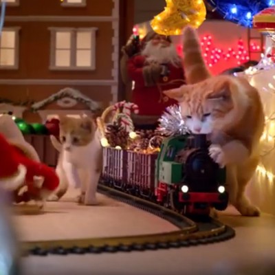 Реклама што го исполни сонот на сите мачки: Погледнете како тие уништуваат новогодишни украси