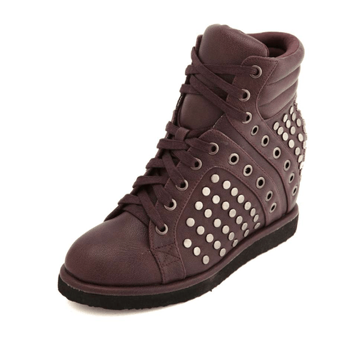 Момците откриваат: Женски модни трендови што воопшто не им се допаѓаат