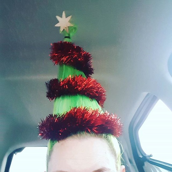 Нов бизарен, но забавен тренд за убавина: Фризура во форма на новогодишна елка