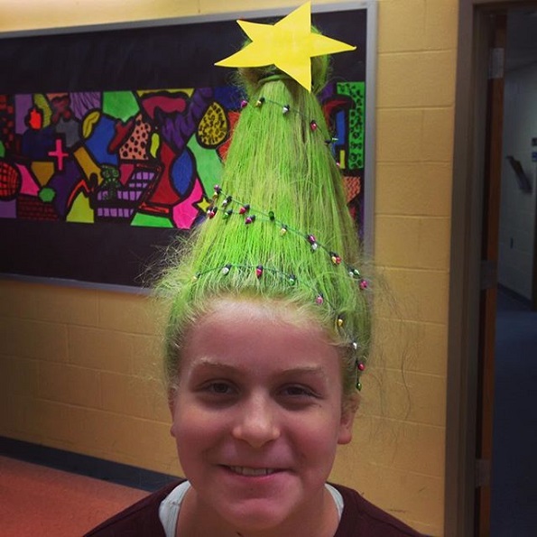 Нов бизарен, но забавен тренд за убавина: Фризура во форма на новогодишна елка