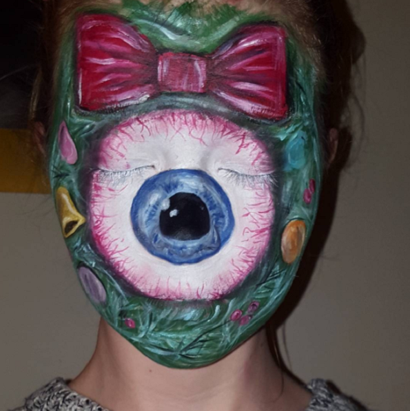 Застрашувачки изгледи: 18 крвави божиќни шминки кои изгледаат многу реално