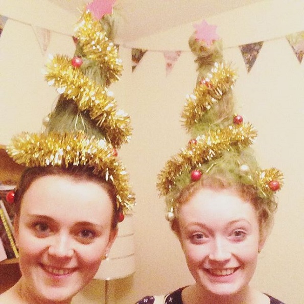 Нов бизарен, но забавен тренд за убавина: Фризура во форма на новогодишна елка