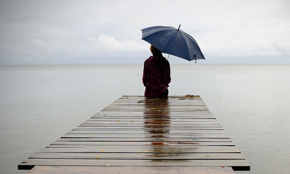 7 знаци дека страдате од хронична осаменост