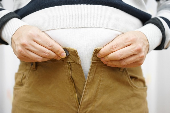 8 видови облека кои прават вашиот стомак да изгледа поголем