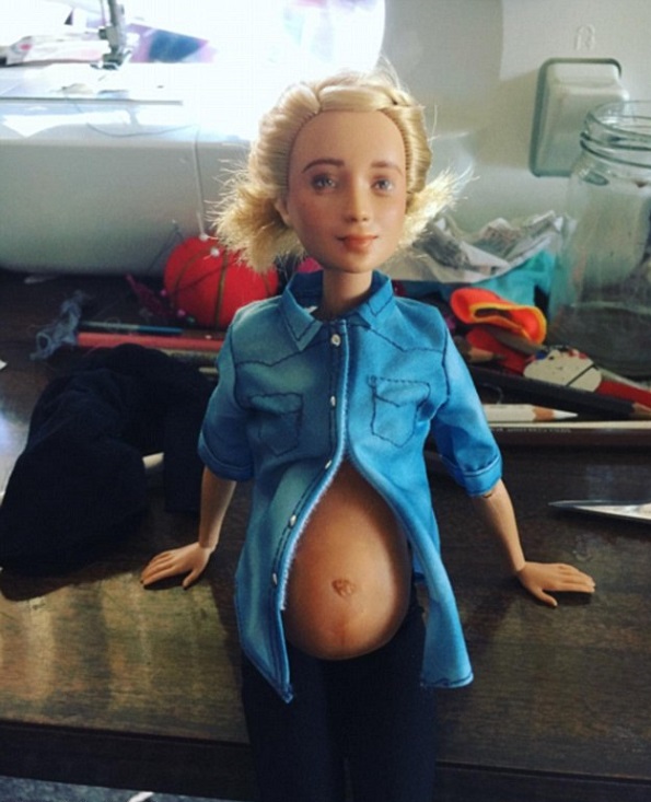 Би му дозволиле ли на вашето дете да си игра со бремена и кукла доилка?